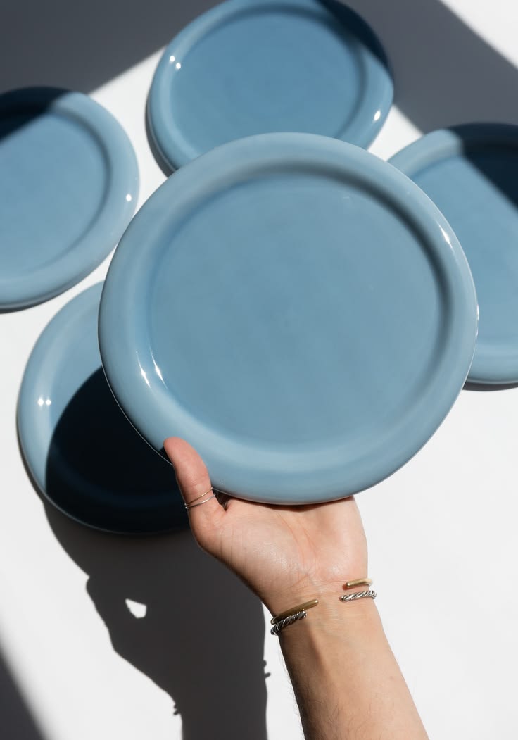 Tableware arranged for relaxed everyday dining